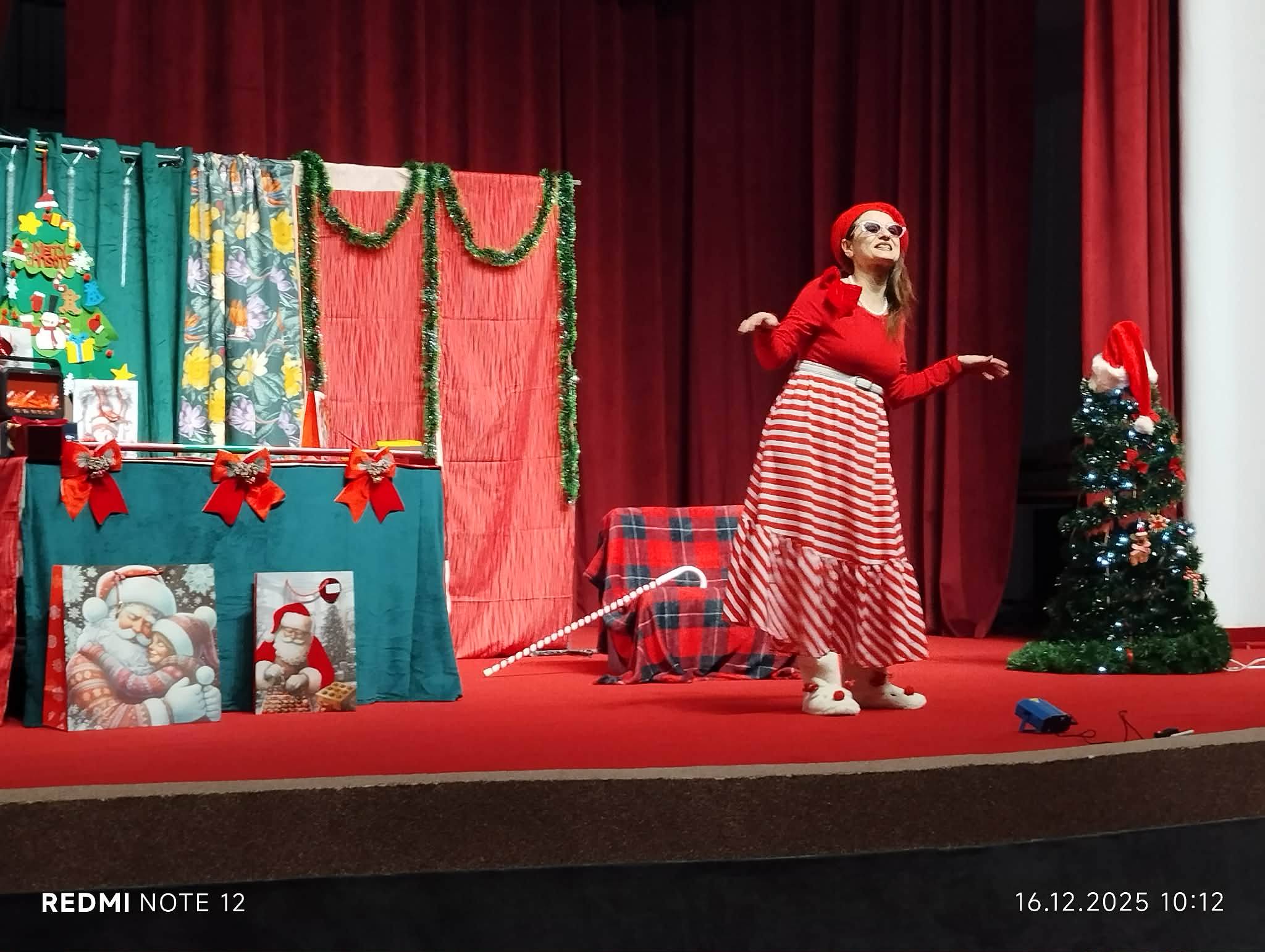 ПРЕМИЕРА НА МИЊОНИТЕ И ДЕДО МРАЗ